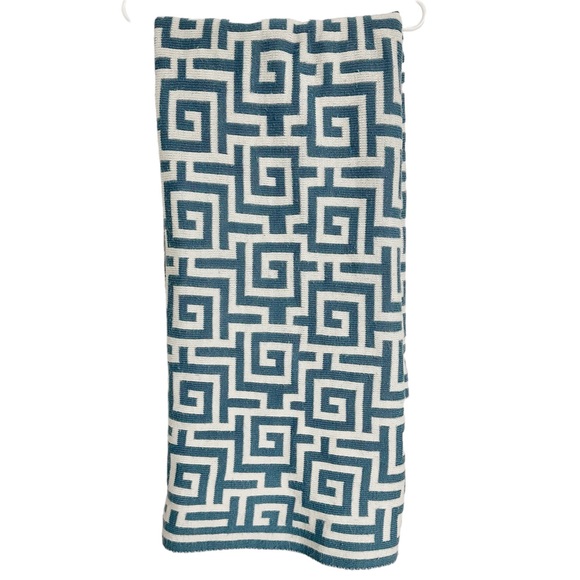 MAX STUDIO HOME Aqua Blue Throw Blanket Soft 50" x 54" Good - Picture 3 of 10